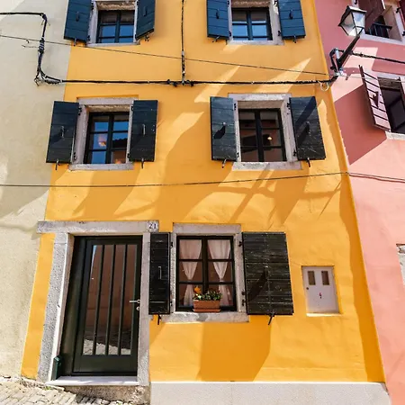 Apartment Yellow House *