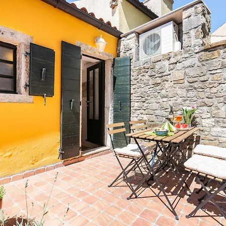 Yellow House Apartment